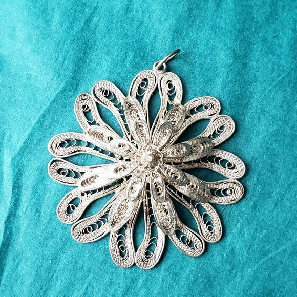 2/20$ Gorgeous vintage filigree flower silver tone - Picture 1 of 5